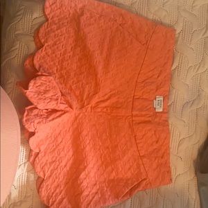 Crown & Ivy Shelby Scalloped Hem Shorts